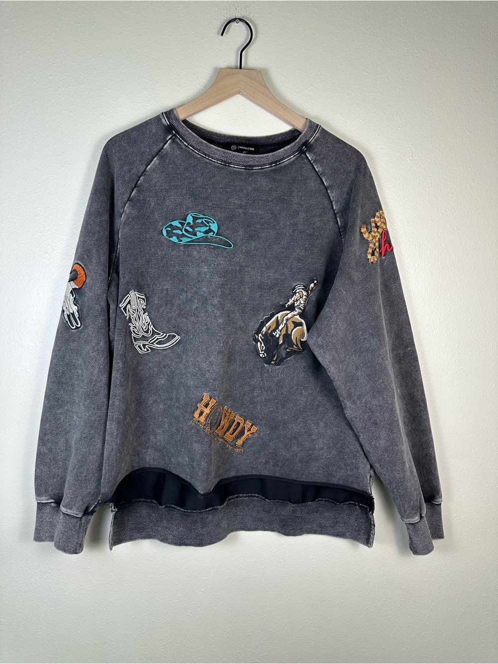 MARIGOLD KISS Women XL Western Patches Charcoal‎ Embroidered Crewneck Sweater